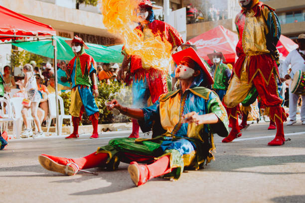 The Harlequins mesmerize the crowd! Seated yet powerful, they unleash fiery bursts, lighting up the night with their daring spectacle. A true Carnival showstopper!