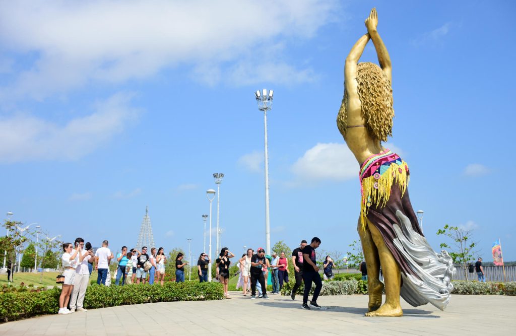Seguidores de la cantante colombiana Shakira se toman fotografías con su estatua en el Gran Malecón del Río este jueves, en Barranquilla (Colombia). EFE/ Aleidys Coll